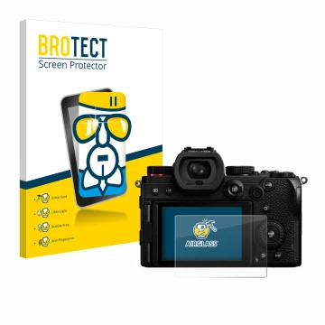 Face avant d’un emballage produit avec le logo de la marque BROTECT. À côté, l’appareil Panasonic Lumix DC-S5 est représenté a