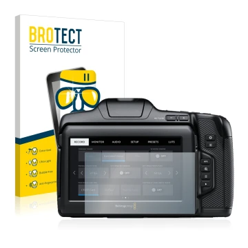 Face avant d’un emballage produit avec le logo de la marque BROTECT. À côté, l’appareil Blackmagic Pocket Cinema Camera 6K Pro