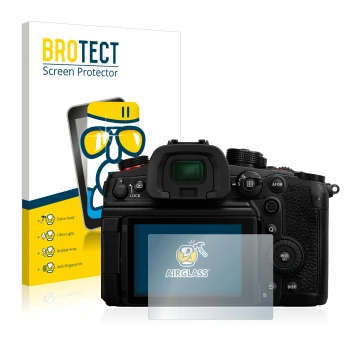 Face avant d’un emballage produit avec le logo de la marque BROTECT. À côté, l’appareil Panasonic Lumix DC-GH6 est représenté 