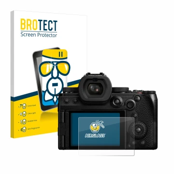 Face avant d’un emballage produit avec le logo de la marque BROTECT. À côté, l’appareil Panasonic Lumix DC-S5M2X est représent