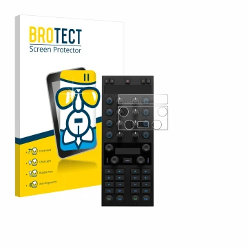 Face avant d’un emballage produit avec le logo de la marque BROTECT. À côté, l’appareil Native Instruments Traktor Kontrol X1 