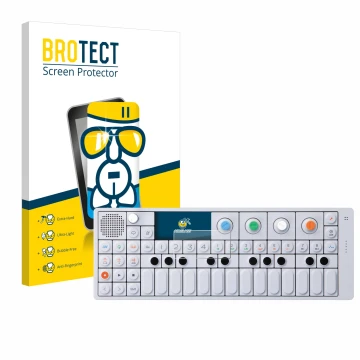 Face avant d’un emballage produit avec le logo de la marque BROTECT. À côté, l’appareil Teenage Engineering OP-1 Sampler & Con