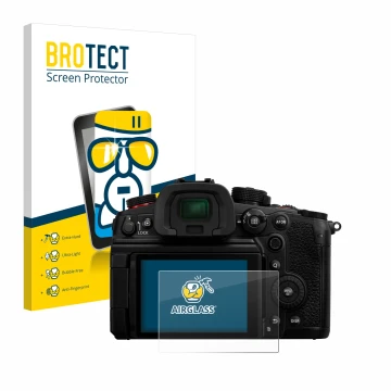 Face avant d’un emballage produit avec le logo de la marque BROTECT. À côté, l’appareil Panasonic Lumix DC-GH7 est représenté 