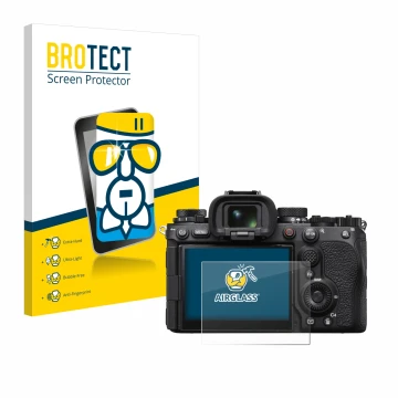 Face avant d’un emballage produit avec le logo de la marque BROTECT. À côté, l’appareil Sony Alpha 1 II (ILCE1M2B) est représe