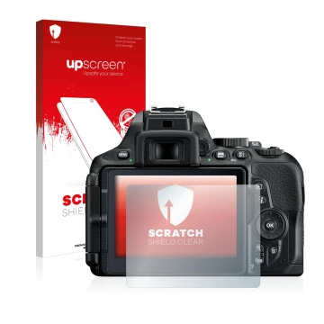 Face avant d’un emballage produit avec le logo de la marque upscreen. À côté, l’appareil Nikon D5600 est représenté avec la pr