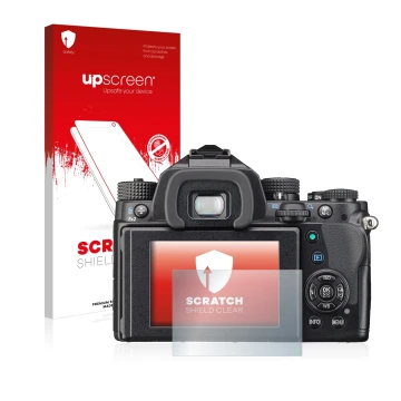 Face avant d’un emballage produit avec le logo de la marque upscreen. À côté, l’appareil Pentax KP est représenté avec la prot