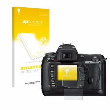 Face avant d’un emballage produit avec le logo de la marque upscreen. À côté, l’appareil Nikon D70 est représenté avec la prot