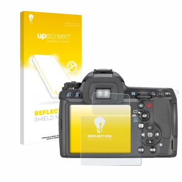Face avant d’un emballage produit avec le logo de la marque upscreen. À côté, l’appareil Pentax K7, K-7 est représenté avec la