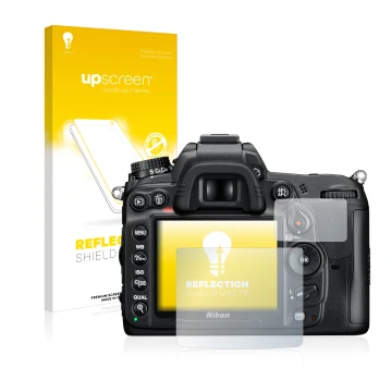 Face avant d’un emballage produit avec le logo de la marque upscreen. À côté, l’appareil Nikon D7000 est représenté avec la pr
