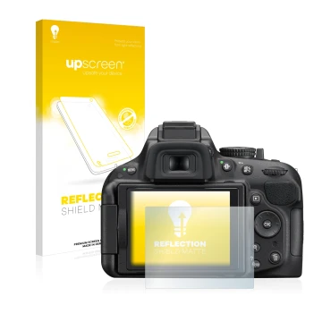 Face avant d’un emballage produit avec le logo de la marque upscreen. À côté, l’appareil Nikon D5200 est représenté avec la pr
