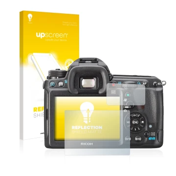 Face avant d’un emballage produit avec le logo de la marque upscreen. À côté, l’appareil Pentax K3, K-3 est représenté avec la