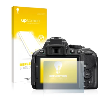 Face avant d’un emballage produit avec le logo de la marque upscreen. À côté, l’appareil Nikon D5300 est représenté avec la pr