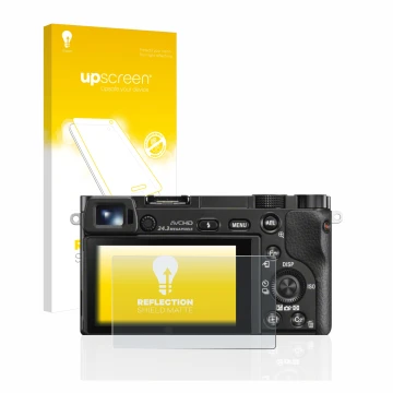 Face avant d’un emballage produit avec le logo de la marque upscreen. À côté, l’appareil Sony Alpha 6000 est représenté avec l
