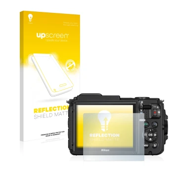 Face avant d’un emballage produit avec le logo de la marque upscreen. À côté, l’appareil Nikon Coolpix AW130 est représenté av