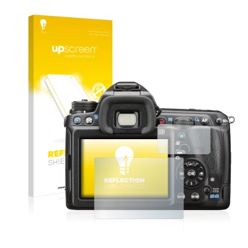 Face avant d’un emballage produit avec le logo de la marque upscreen. À côté, l’appareil Pentax K-3 II est représenté avec la 