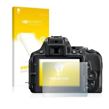 Face avant d’un emballage produit avec le logo de la marque upscreen. À côté, l’appareil Nikon D5600 est représenté avec la pr