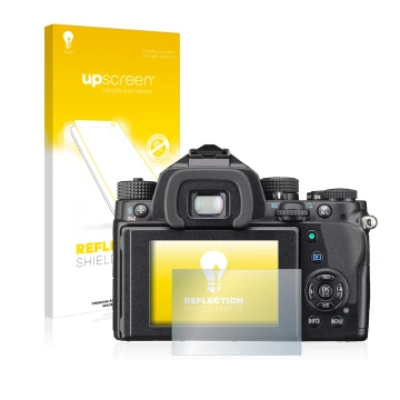 Face avant d’un emballage produit avec le logo de la marque upscreen. À côté, l’appareil Pentax KP est représenté avec la prot