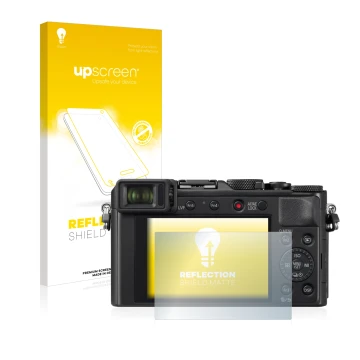 Face avant d’un emballage produit avec le logo de la marque upscreen. À côté, l’appareil Panasonic Lumix DC-LX100 II est repré