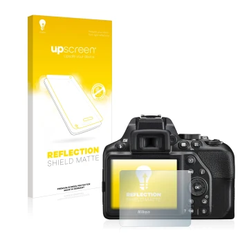 Face avant d’un emballage produit avec le logo de la marque upscreen. À côté, l’appareil Nikon D3500 est représenté avec la pr