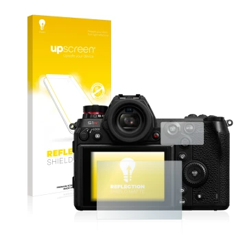 Face avant d’un emballage produit avec le logo de la marque upscreen. À côté, l’appareil Panasonic Lumix DC-S1R est représenté