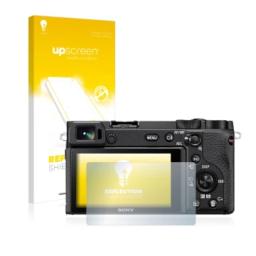 Face avant d’un emballage produit avec le logo de la marque upscreen. À côté, l’appareil Sony Alpha 6600 est représenté avec l