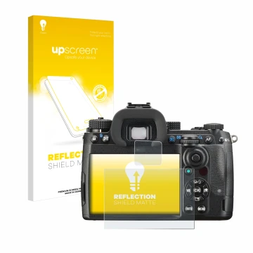 Face avant d’un emballage produit avec le logo de la marque upscreen. À côté, l’appareil Pentax K-3 Mark III est représenté av