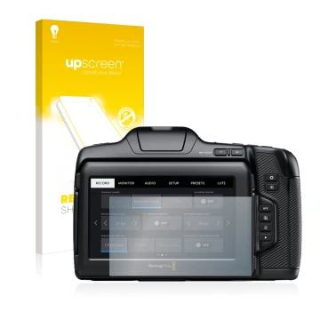 Face avant d’un emballage produit avec le logo de la marque upscreen. À côté, l’appareil Blackmagic Pocket Cinema Camera 6K Pr