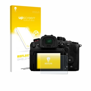 Face avant d’un emballage produit avec le logo de la marque upscreen. À côté, l’appareil Panasonic Lumix DC-GH6 est représenté