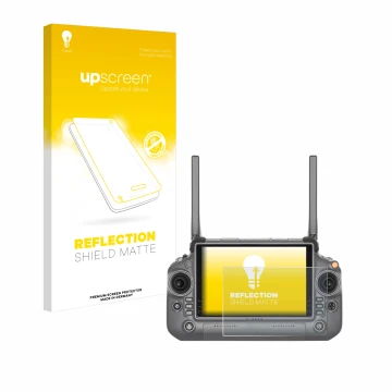 Face avant d’un emballage produit avec le logo de la marque upscreen. À côté, l’appareil DJI RC Plus est représenté avec la pr