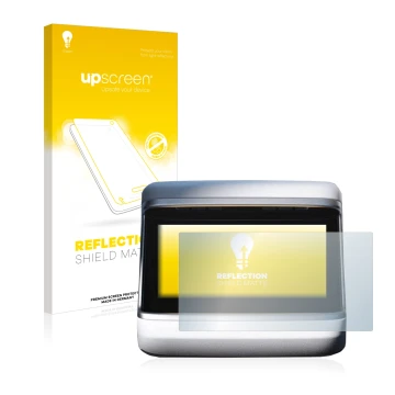 Face avant d’un emballage produit avec le logo de la marque upscreen. À côté, l’appareil Tesla Model S Plaid 2023 (Affichage a