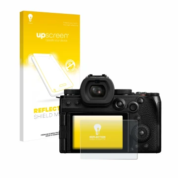 Face avant d’un emballage produit avec le logo de la marque upscreen. À côté, l’appareil Panasonic Lumix DC-S5M2X est représen