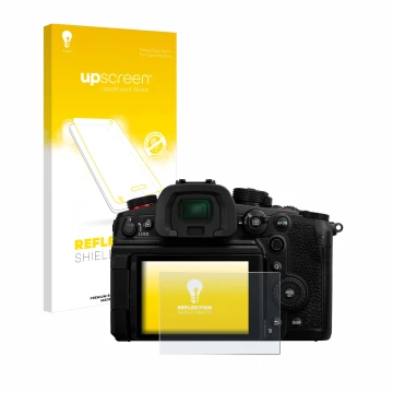 Face avant d’un emballage produit avec le logo de la marque upscreen. À côté, l’appareil Panasonic Lumix DC-GH7 est représenté