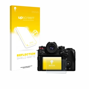 Face avant d’un emballage produit avec le logo de la marque upscreen. À côté, l’appareil Panasonic Lumix S1R II est représenté