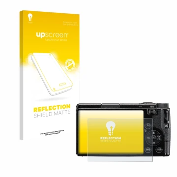 Face avant d’un emballage produit avec le logo de la marque upscreen. À côté, l’appareil Ricoh GR IV 2025 est représenté avec 