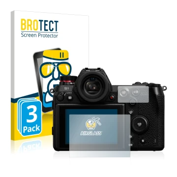 Face avant d’un emballage produit avec le logo de la marque BROTECT. À côté, l’appareil Panasonic Lumix DC-S1 est représenté a