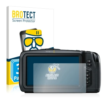Face avant d’un emballage produit avec le logo de la marque BROTECT. À côté, l’appareil Blackmagic Pocket Cinema Camera 4K est