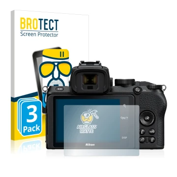 Face avant d’un emballage produit avec le logo de la marque BROTECT. À côté, l’appareil Nikon Z 50 est représenté avec la prot