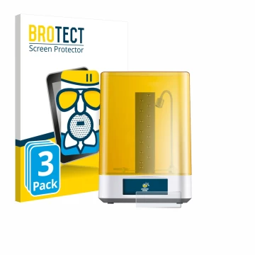 Face avant d’un emballage produit avec le logo de la marque BROTECT. À côté, l’appareil Anycubic Wash & Cure 3 Plus est représ