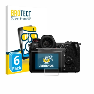 Face avant d’un emballage produit avec le logo de la marque BROTECT. À côté, l’appareil Panasonic Lumix DC-S1 est représenté a