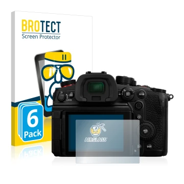 Face avant d’un emballage produit avec le logo de la marque BROTECT. À côté, l’appareil Panasonic Lumix DC-GH6 est représenté 