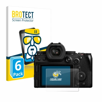 Face avant d’un emballage produit avec le logo de la marque BROTECT. À côté, l’appareil Panasonic Lumix DC-S5M2X est représent