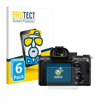 Face avant d’un emballage produit avec le logo de la marque BROTECT. À côté, l’appareil Sony Alpha 7 III (ILCE-7M3) est représ