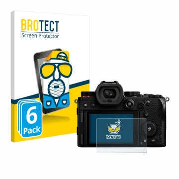 Face avant d’un emballage produit avec le logo de la marque BROTECT. À côté, l’appareil Panasonic Lumix DC-S5 est représenté a