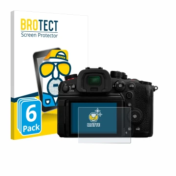 Face avant d’un emballage produit avec le logo de la marque BROTECT. À côté, l’appareil Panasonic Lumix DC-GH6 est représenté 