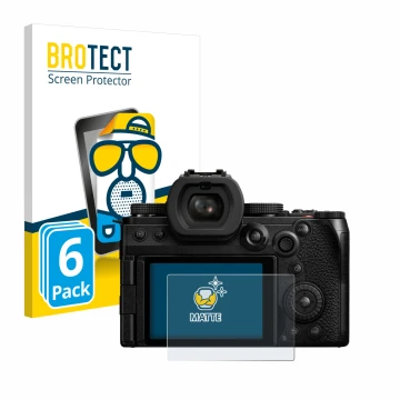Face avant d’un emballage produit avec le logo de la marque BROTECT. À côté, l’appareil Panasonic Lumix DC-S5II est représenté