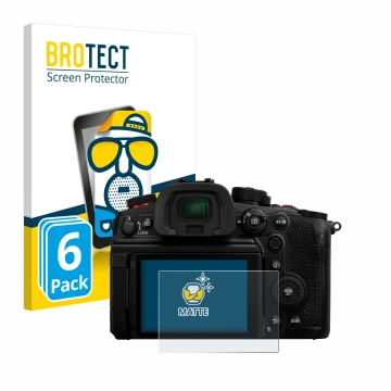 Face avant d’un emballage produit avec le logo de la marque BROTECT. À côté, l’appareil Panasonic Lumix DC-GH7 est représenté 