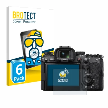 Face avant d’un emballage produit avec le logo de la marque BROTECT. À côté, l’appareil Sony Alpha 1 II (ILCE1M2B) est représe
