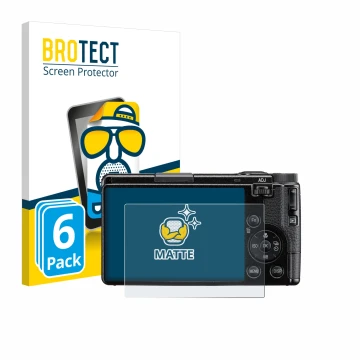Face avant d’un emballage produit avec le logo de la marque BROTECT. À côté, l’appareil Ricoh GR IV HDF 2025 est représenté av