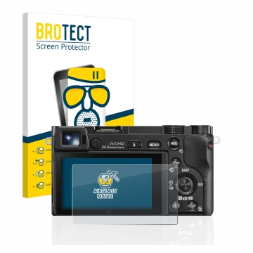 Face avant d’un emballage produit avec le logo de la marque BROTECT. À côté, l’appareil Sony Alpha 6000 est représenté avec la