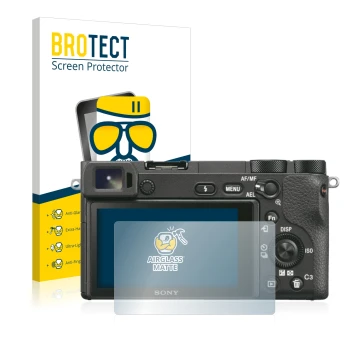 Face avant d’un emballage produit avec le logo de la marque BROTECT. À côté, l’appareil Sony Alpha 6500 est représenté avec la